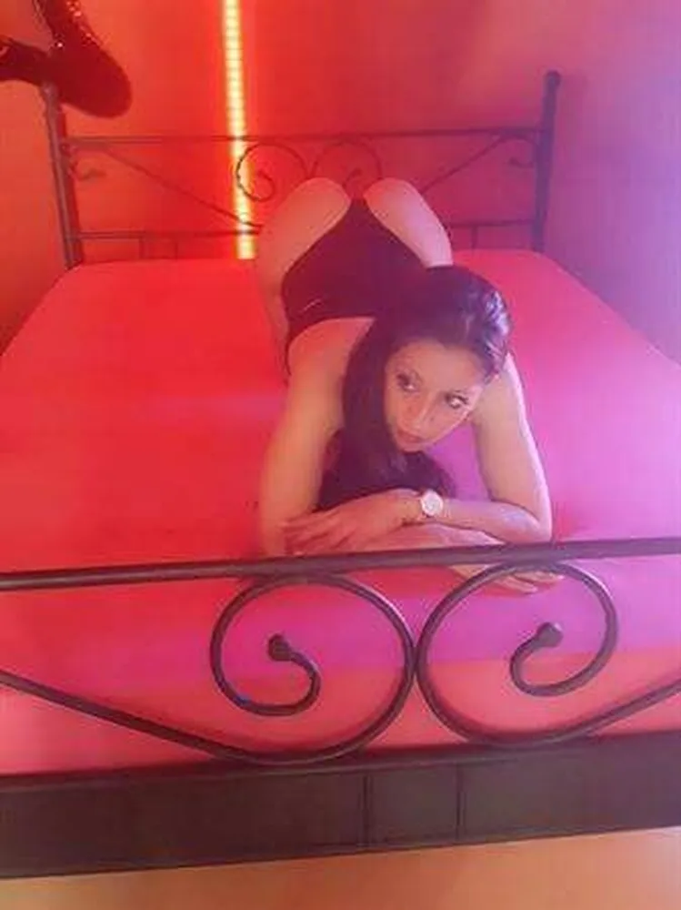 Raluca - Club Rouge in Karlsruhe +4915510143479 // szex találkozók, szex randi, hobbikurvák, kurvák, prostituáltak, shemale, transzneműek